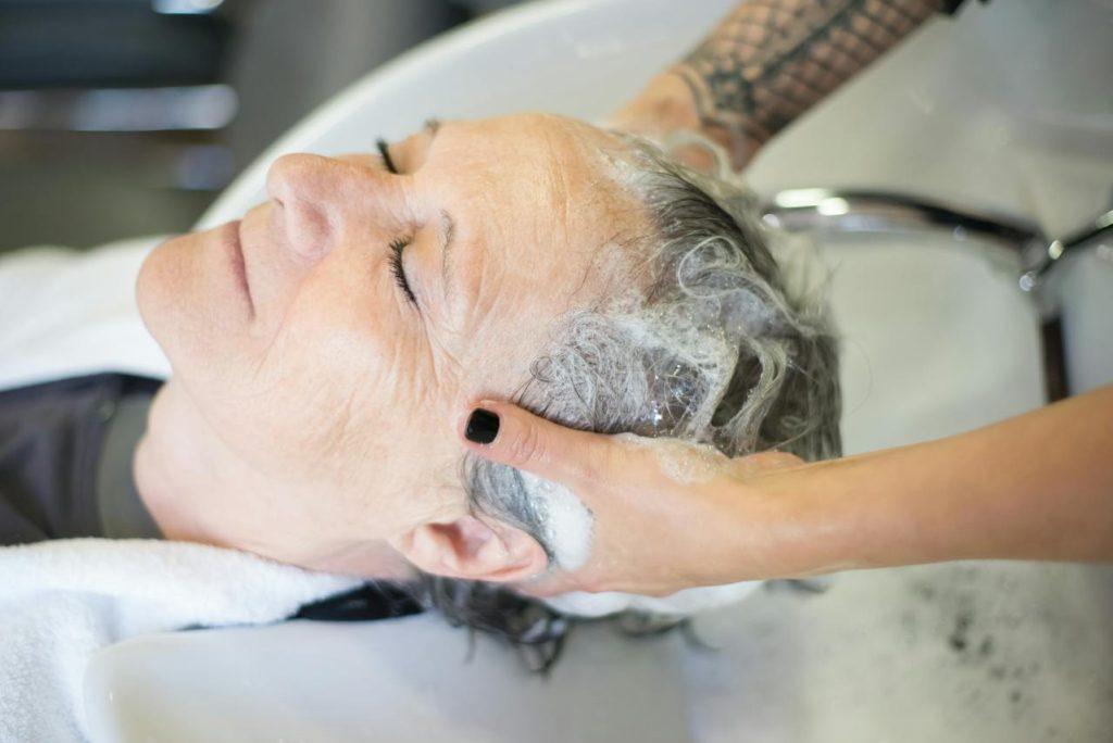 Síguenos y elije los mejores shampoos para cabello grasoso 2024